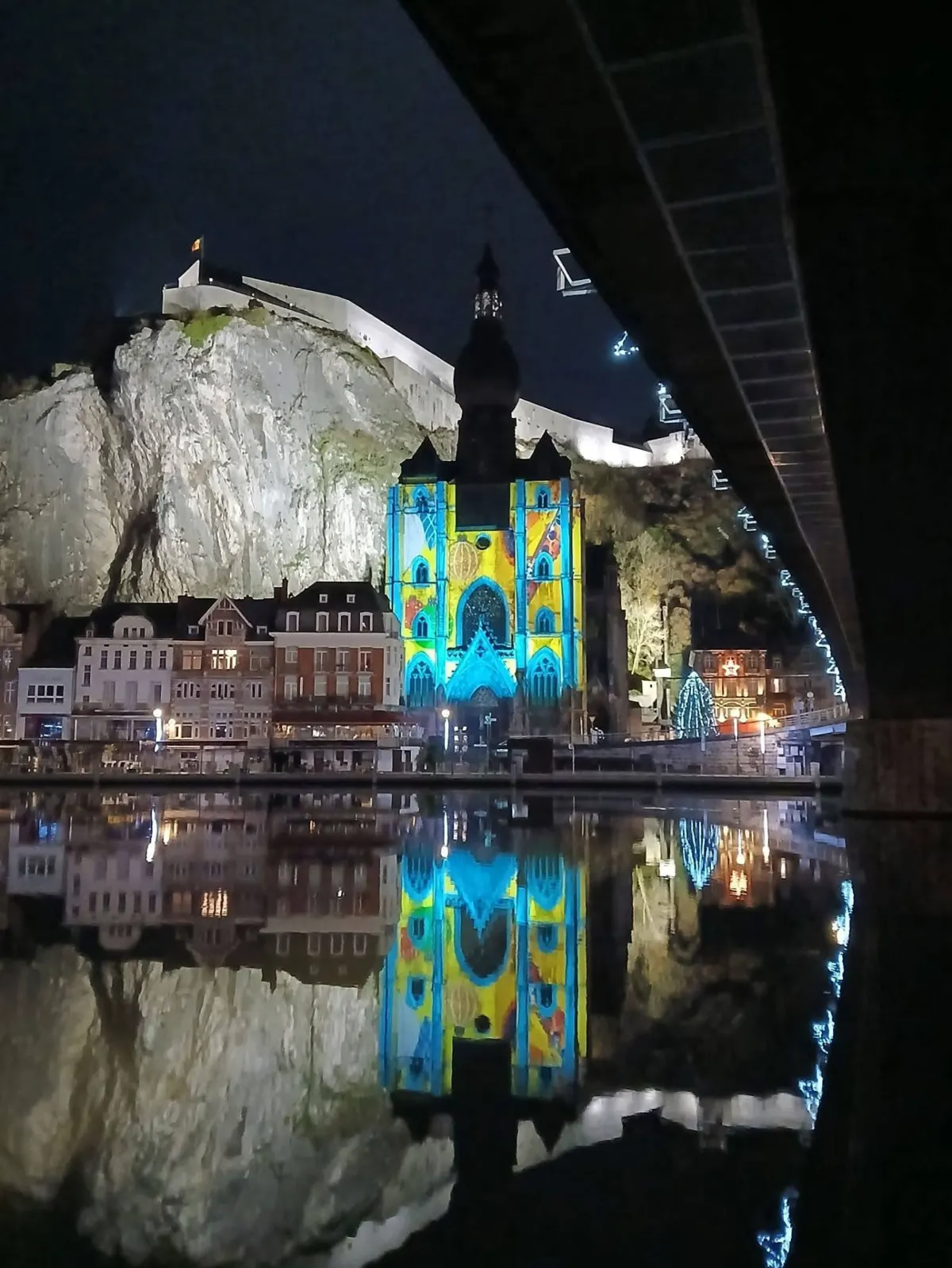 La Collégiale de Dinant illuminée par les projections se reflétant dans la Meuse