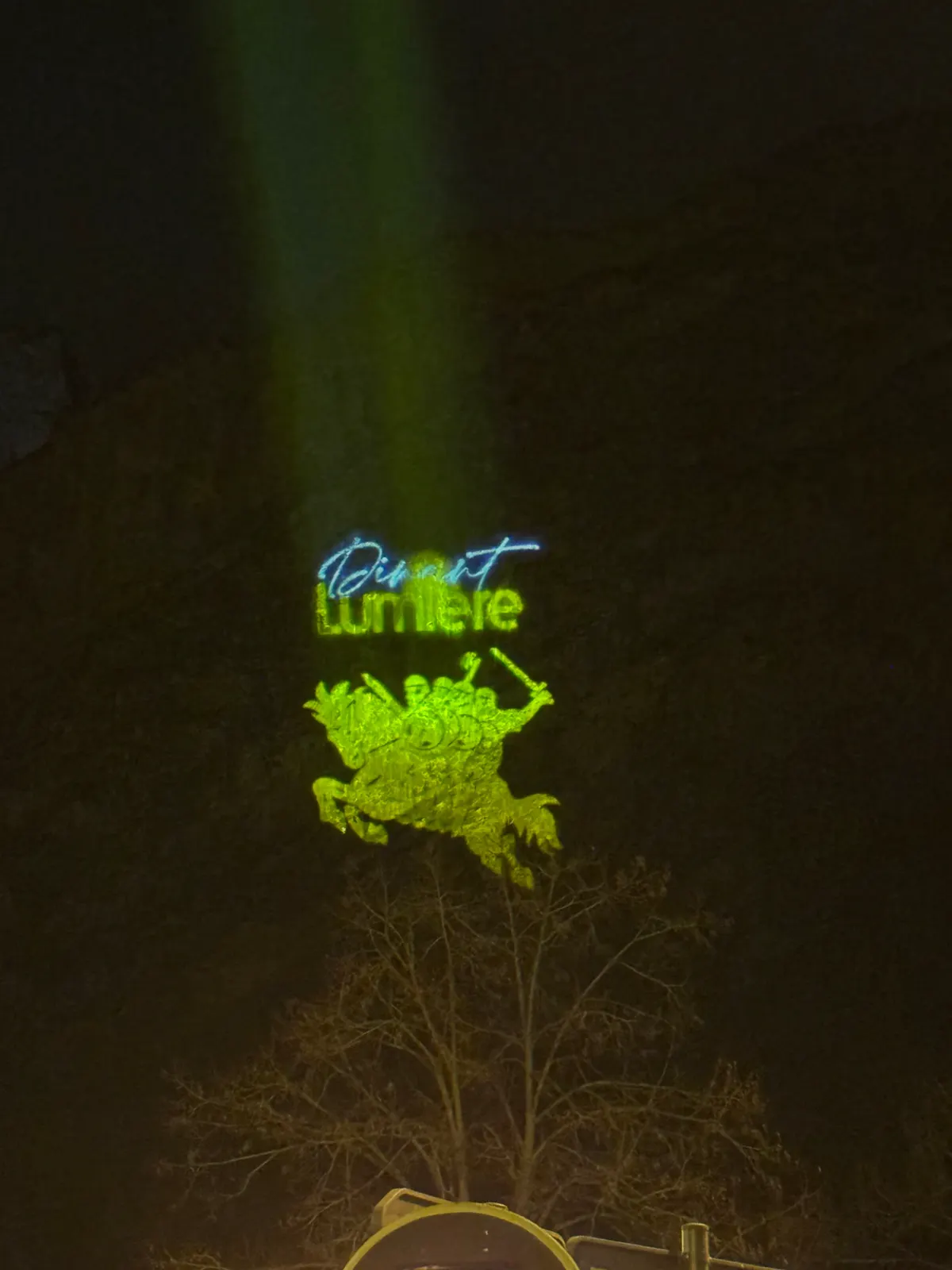 Projection gobo du logo Dinant Lumière sur un mur à Dinant