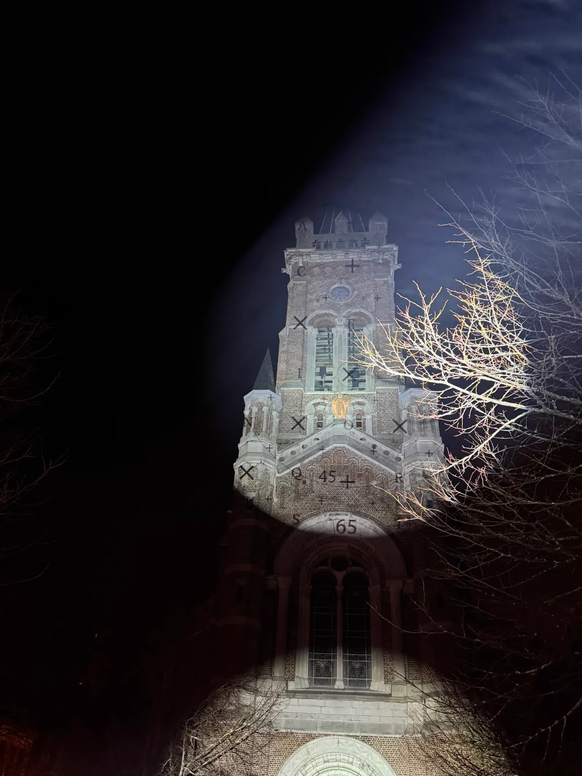 Uitlijning van de gobo-projectie met een testraster op de toren van de Sint-Rochuskerk