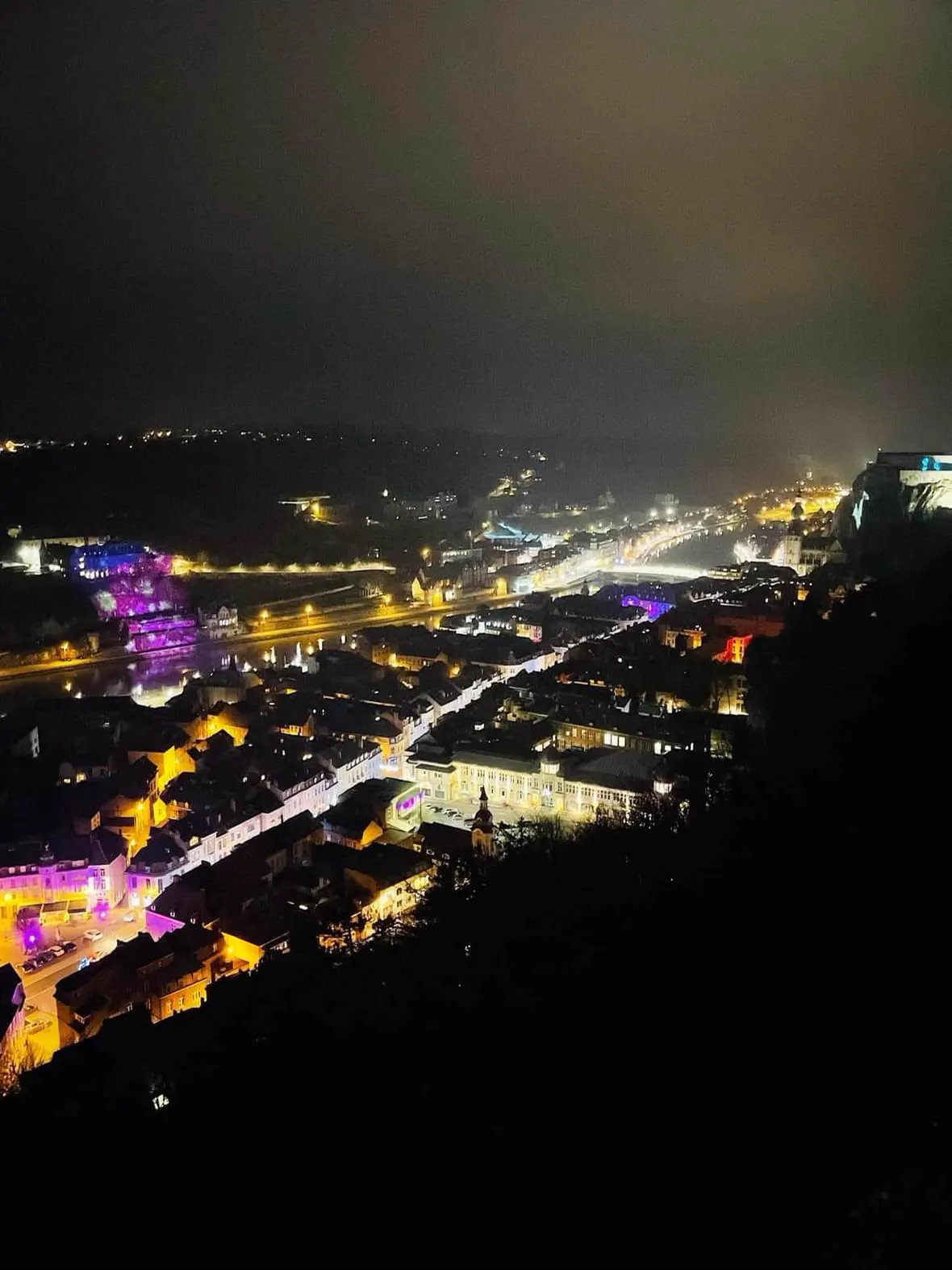 Panorama nocturne de Dinant pendant Dinant Lumière, avec des projections lumineuses le long de la Meuse