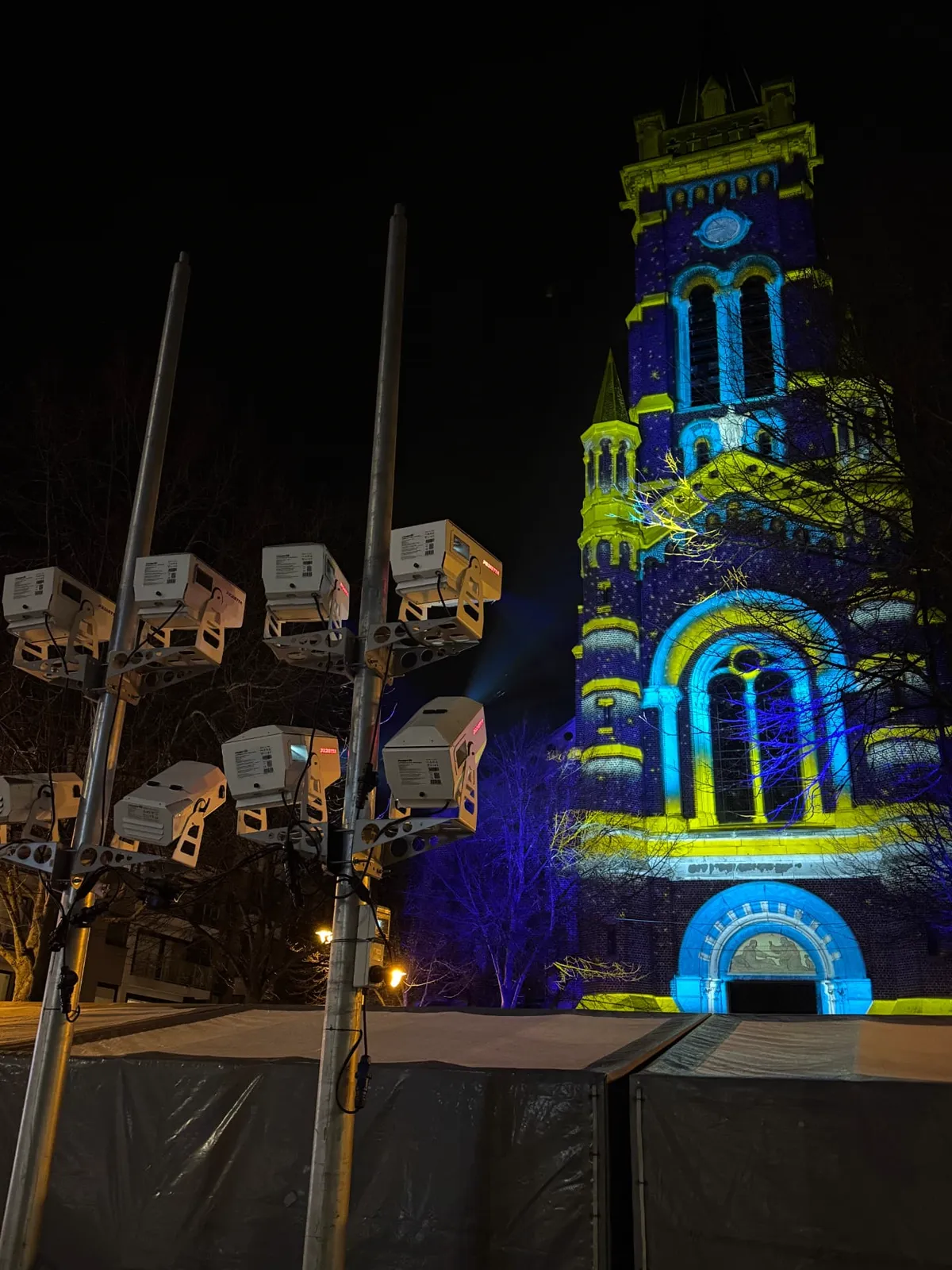 Gobo-projectoren van Proietta op masten voor de Sint-Rochuskerk in Blankenberge