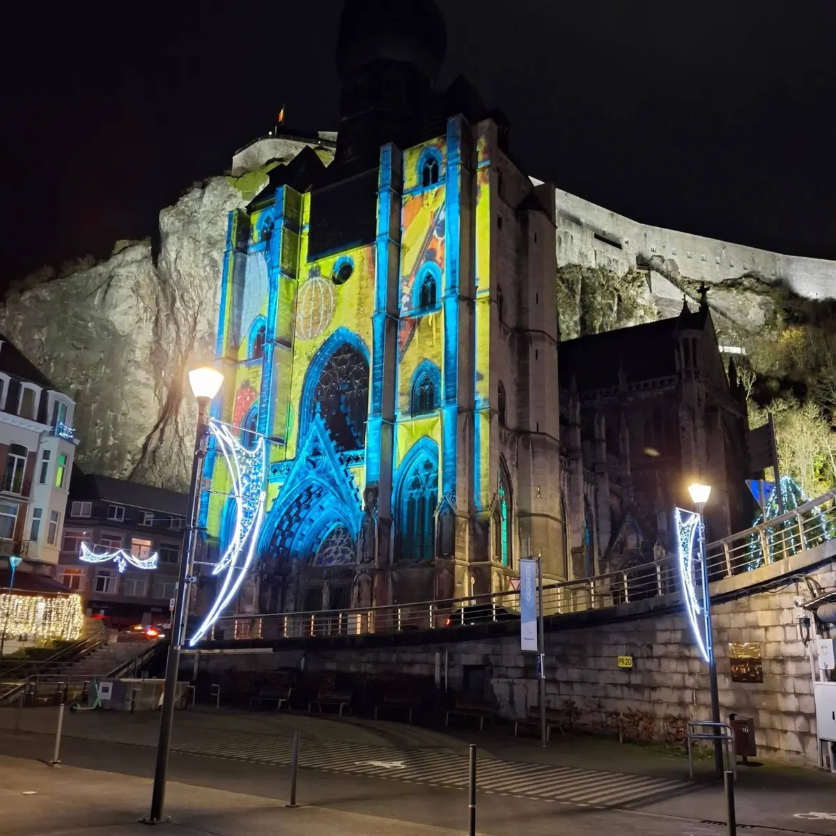 Projection gobo en couleur sur la Collégiale de Dinant pendant Dinant Lumière