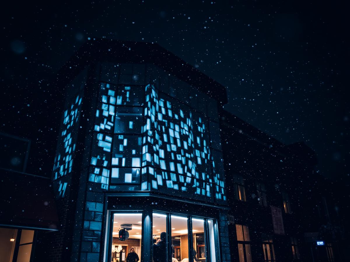 Bewegende projectie op de gevel van een gebouw